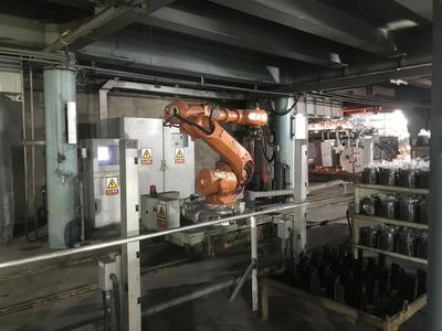 炮泥加注機器人與人工搬運服務的協同與共存